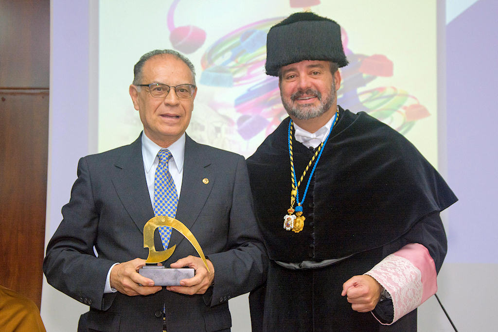 Entrega a Juan Ortega Saavedra del reconocimiento a la trayectoria investigadora de profesores de la ULPGC.