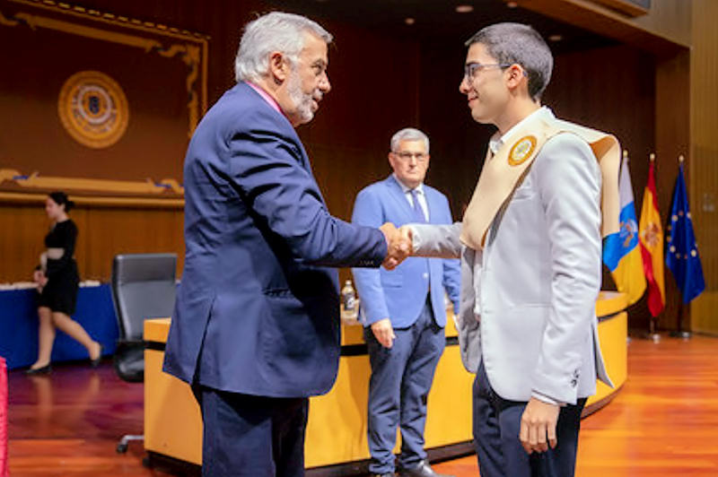 Leandro Dominguez recoge la distinción de manos del Rector Lluis Serra.