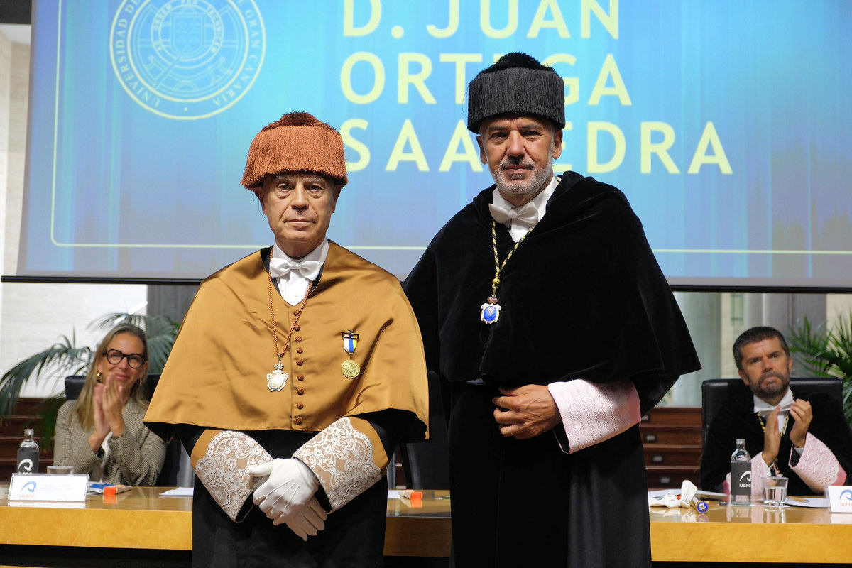 Acto de entrega de la Medalla de la ULPGC de mano del Rector D. Lluis Serra a D. Juan Ortega. Acto de entrega de la Medalla de la ULPGC de mano del Rector D. Lluis Serra a D. Juan Ortega.